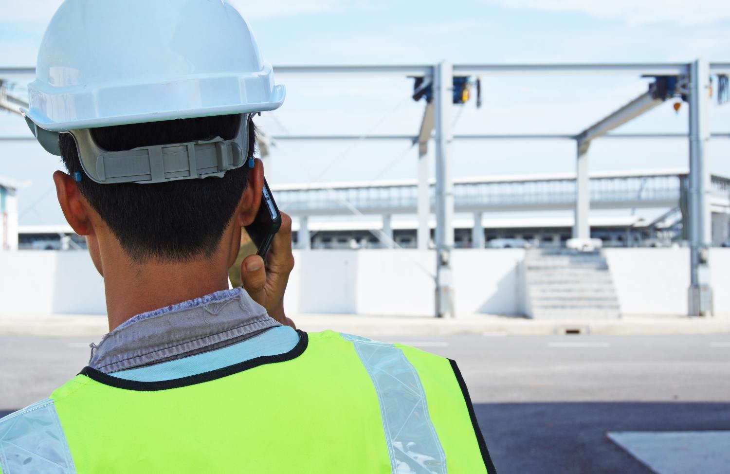 Construction-worker-smartphone-8149