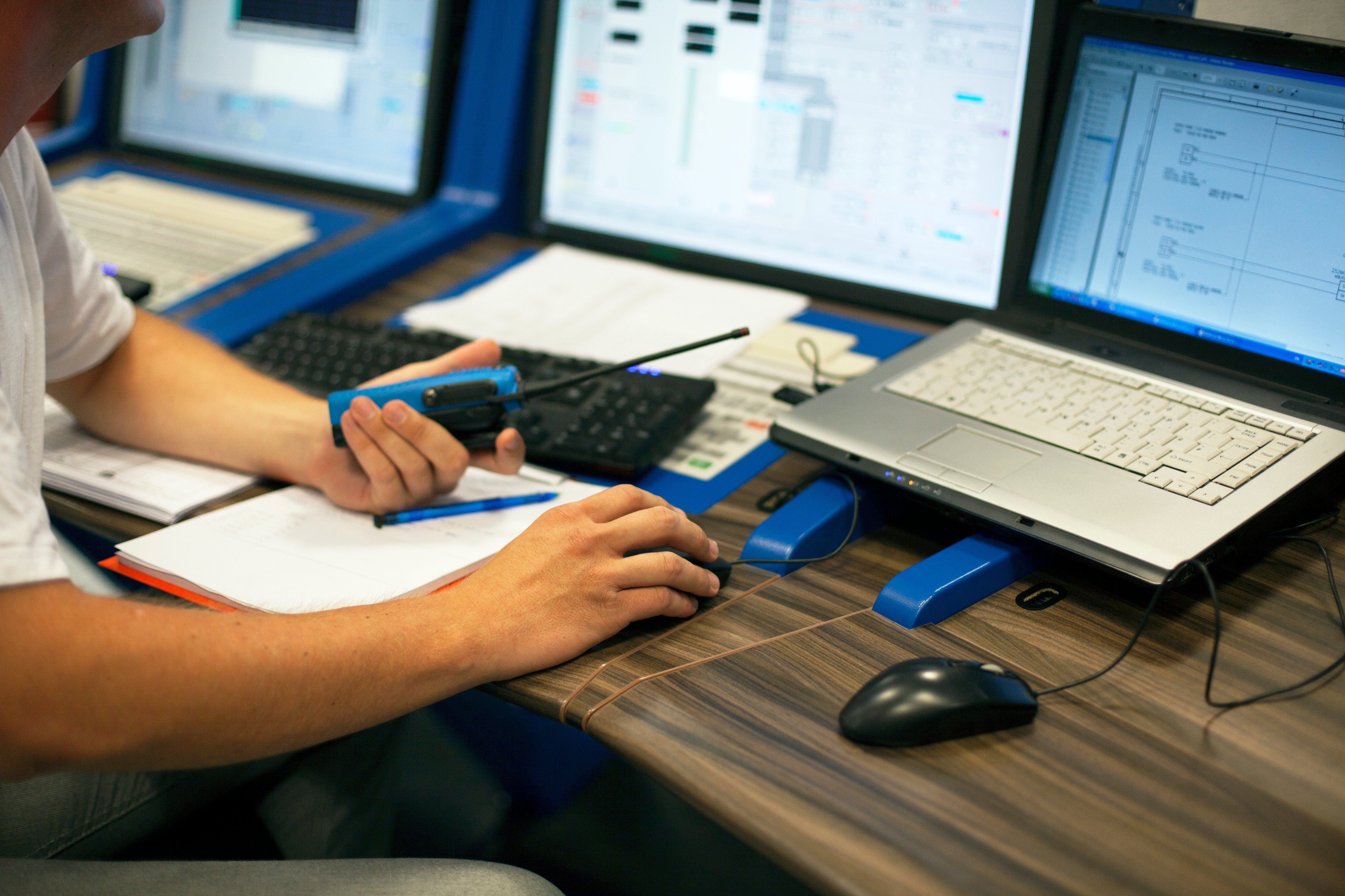 Working solution. Оператор cte. Спортивный маркетинг. Человек зам компьютером. Working solution.